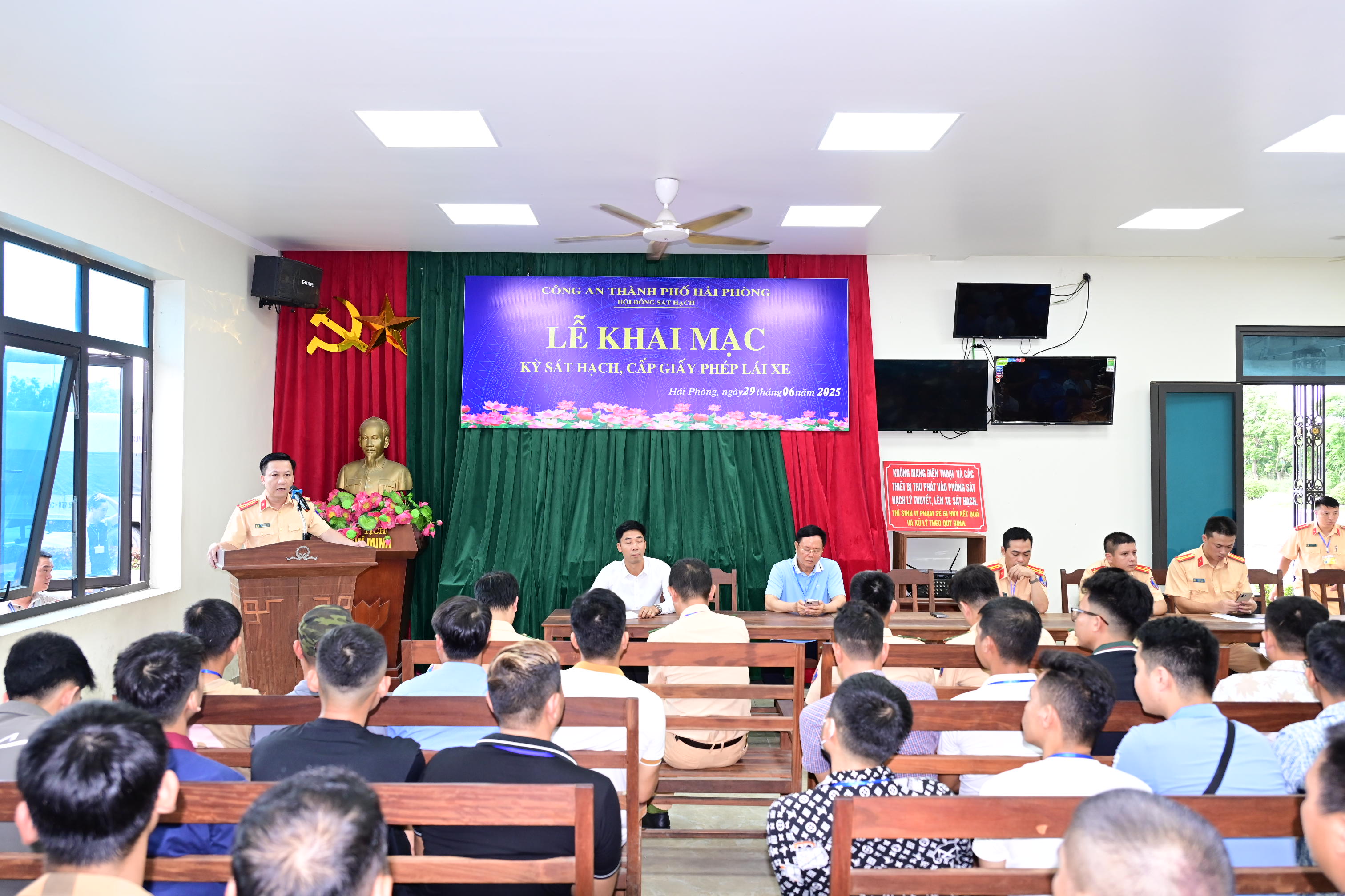 Phòng Cảnh sát giao thông: Tổ chức kỳ sát hạch lái xe cho 730 thí sinh hạng C tại Trung tâm giáo dục nghề nghiệp Nam Triệu